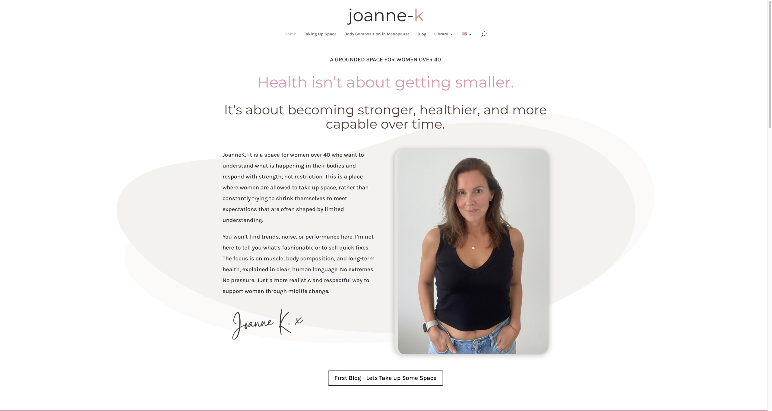 Wordpress responsive website for fitness JoanneK.fit Merkwaardig Rotterdam boutique website hero section designed in WordPress with Divi, featuring elegant serif typography and soft neutral tones.