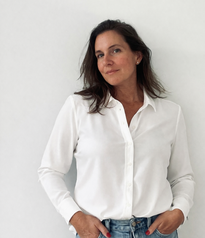 joannek-small Female entrepreneur focused on creating a WordPress site – Buro JAIK founder working from a stylish, plant-filled workspace